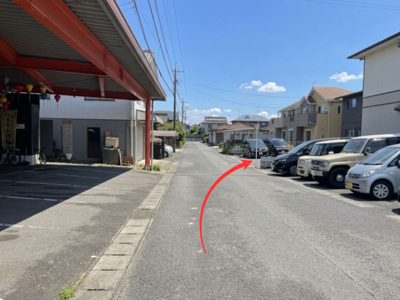左折後すぐ右側に専用駐車場があります