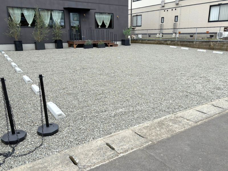 店舗側(奥側)からのご駐車にご協力おねがいいたします