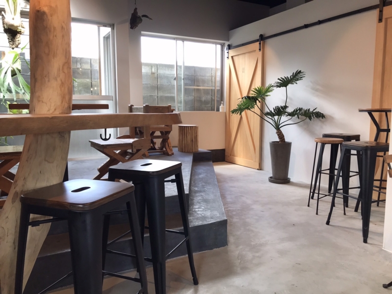 シンプルで温かみを感じる1Fカフェスペース | Ao.hostel＆cafe lounge