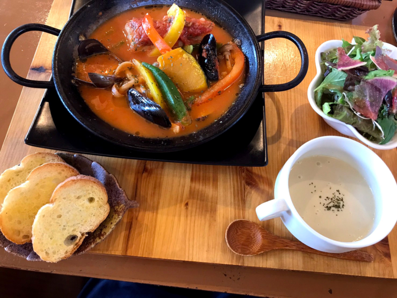 海鮮トマトパッツァとパン・サラダ・スープのセット | 彩食Cafeとみ一