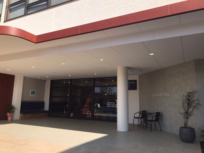 カフェ(1F)の入った3階建ての複合型福祉施設『Sorahiro Connect』