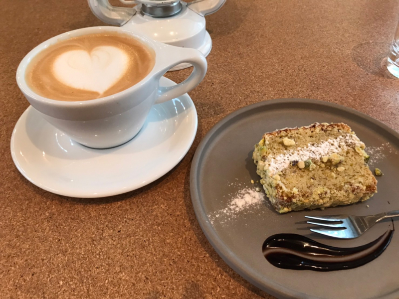 ピスタチオのパウンドケーキとカフェラテ | OMOKEN PARK