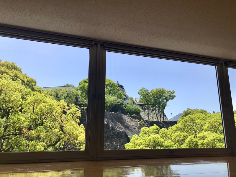 大きな窓から熊本城が見える | 喫茶カド(熊本県立美術館分館4F)