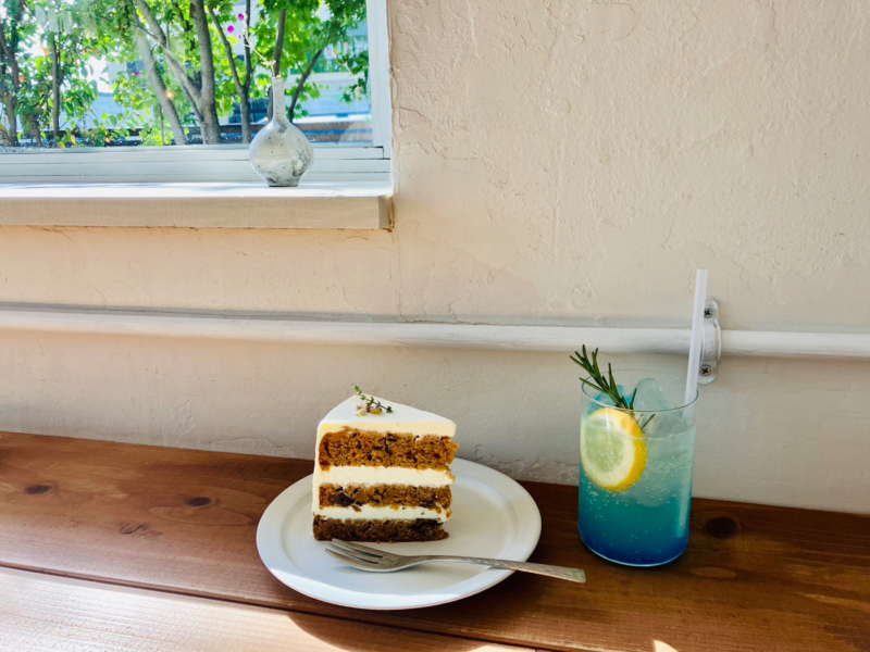 キャロットケーキとレモネードソーダ | おひとり様専用cafe「青とヒコーキ」熊本県菊池郡大津町
