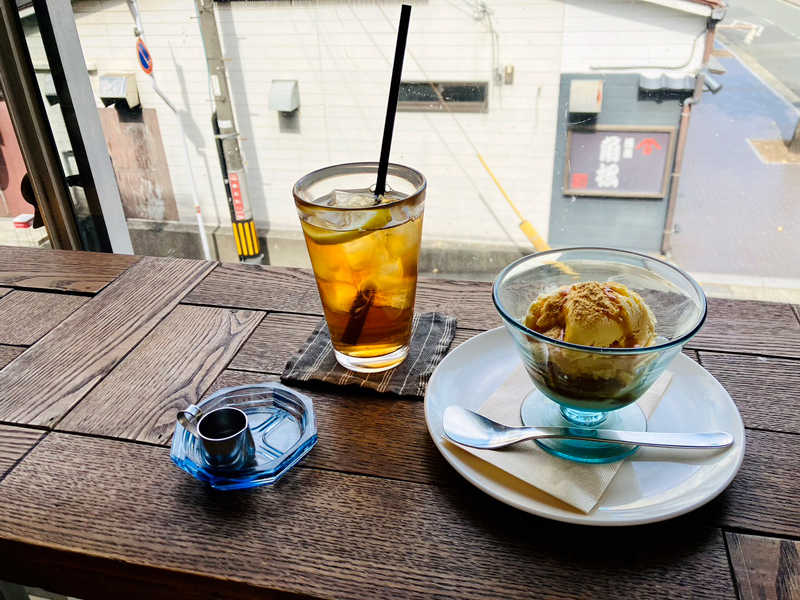 外の街並みを眺めながらゆっくり読書ができるカフェ「橙書店」熊本市中央区練兵町
