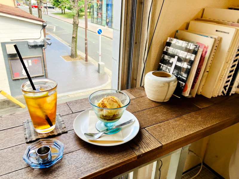 外の街並みを眺めながらゆっくり読書ができるカフェ「橙書店」熊本市中央区練兵町