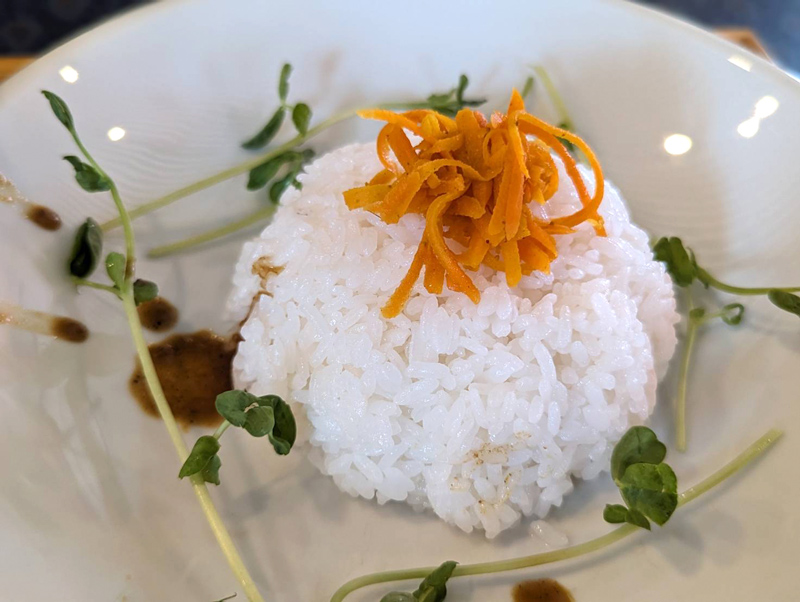 かための炊き加減の日本米がカレーによく合います。(スパイス＆カフェnico)