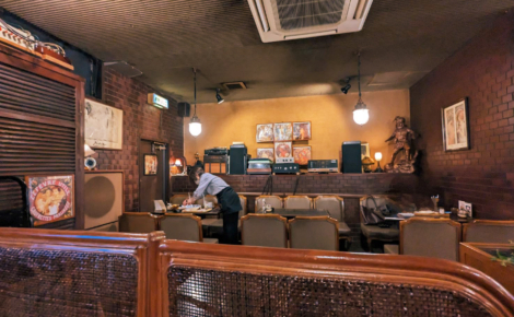 熊本市下通にある純喫茶「ビギン(BEGUINE)」店内