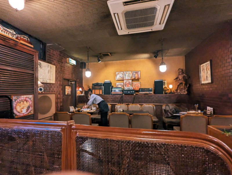 熊本市下通にある純喫茶「ビギン(BEGUINE)」店内