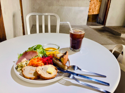 季節のキッシュのワンプレートランチとアイスコーヒー | in・to coffee stand(イントゥーコーヒースタンド)熊本市西区上代１丁目