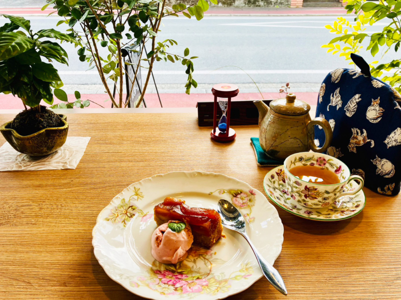 窓際にて。タルトタタンと紅茶 | Switch casual lounge(熊本市中央区水前寺)