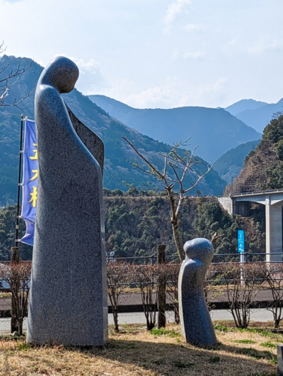 親子の像の向こうに見える雄大な景色 | 五木村