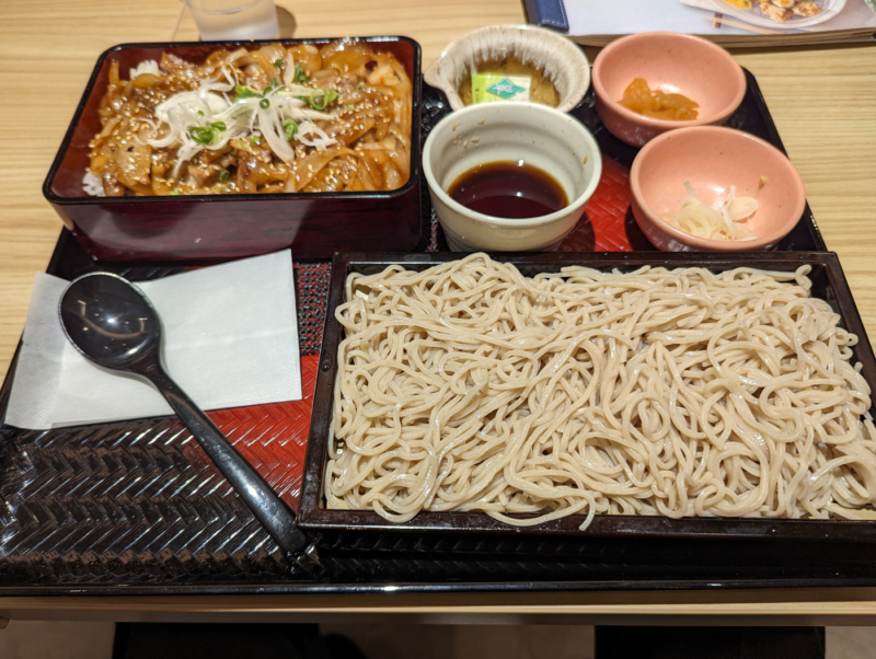 国産牛のたれ焼き肉重と麺のセット | 大戸屋ごはん処サクラマチクマモト店