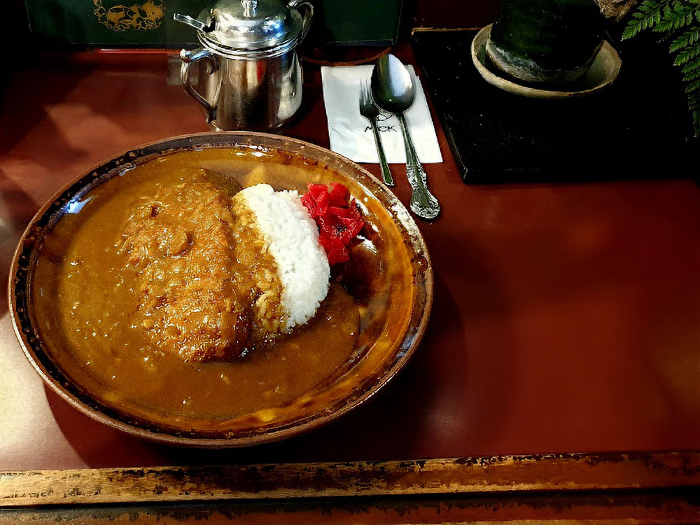 ミックの看板メニュー「カツカレー」。香味野菜をじっくり煮込んだビーフカレーに揚げたての衣サクサク中は柔らかいロースカツ！