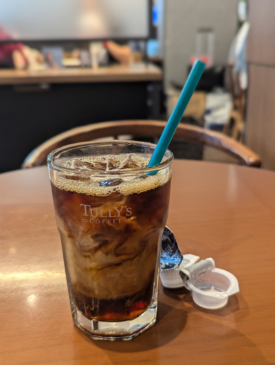 TULLY’S COFFEEでアイスコーヒー(阿蘇くまもと空港)