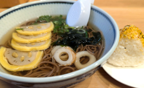 まるうまうどんで提供される辛子れんこんそばとおにぎりのセット。出汁の効いたそばと郷土料理の組み合わせが絶品。