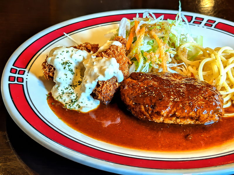 草紫苑のハンバーグとカキフライのランチプレート