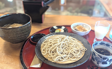 そば文楽 天神庵のざるそばセット。小鉢やそば湯も揃った見た目も美しいランチメニュー