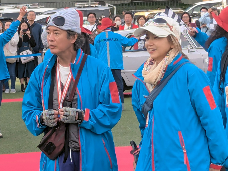 花畑広場のステージ前でゴーゴーラリーのイベントが進行中の様子(唐沢寿明さん夫妻)