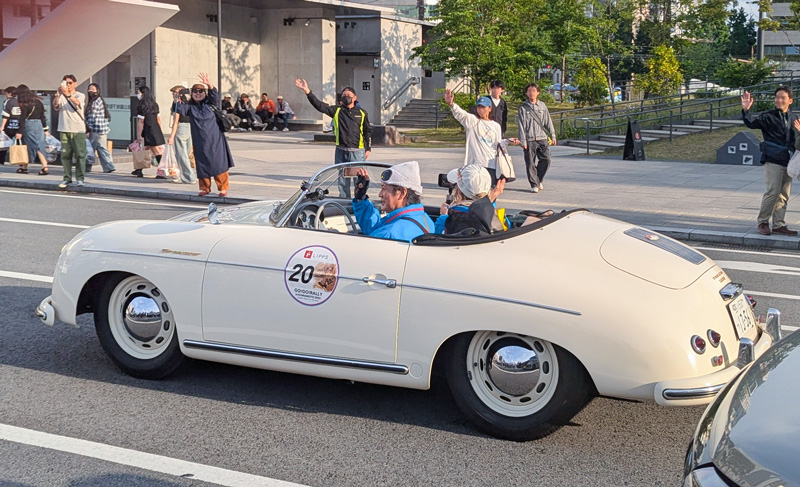 唐沢寿明さん夫妻がオープンカーで街を走行しているゴーゴーラリーの様子