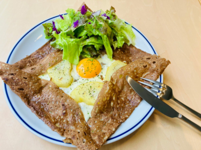 コントマトルのサクサクガレットとフレッシュサラダの組み合わせ