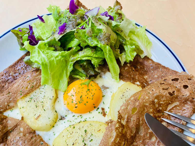 コントマトル店内で味わうチーズと卵のガレット盛り合わせ