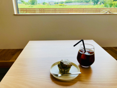 大きな窓から景色を望みながら静かに過ごせるsakurayama coffee roasterの店内席