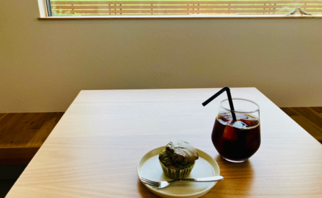 大きな窓から景色を望みながら静かに過ごせるsakurayama coffee roasterの店内席