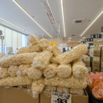 ポップコーン100円特売。ラ・ムーの店内※写真は宇城店