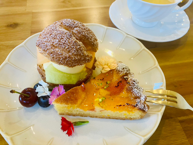 不知火とグレープフルーツのタルト（断面が美しい）と期間限定メロンのシュークリーム（ジューシーな果肉入り）