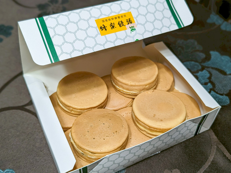 蜂楽饅頭の箱詰めは12個まで入ります。お土産にも最適