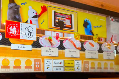 まるで本物のすしが回転しているような気分。モニター上のすしをタップして注文できる。
