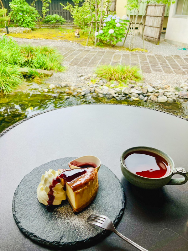 池の見えるテラス席でいただく、酒粕チーズケーキと和紅茶。風情ある和のひととき