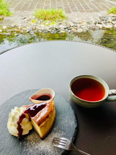 しっとり濃厚な酒粕チーズケーキに、生クリームとブルーベリーソースを添えて。和紅茶とともに池の前で楽しむ癒しの時間