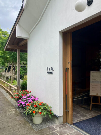 通潤酒造の歴史を感じる木造の酒蔵建物。祝 国宝通潤橋の看板が掲げられた正面外観
