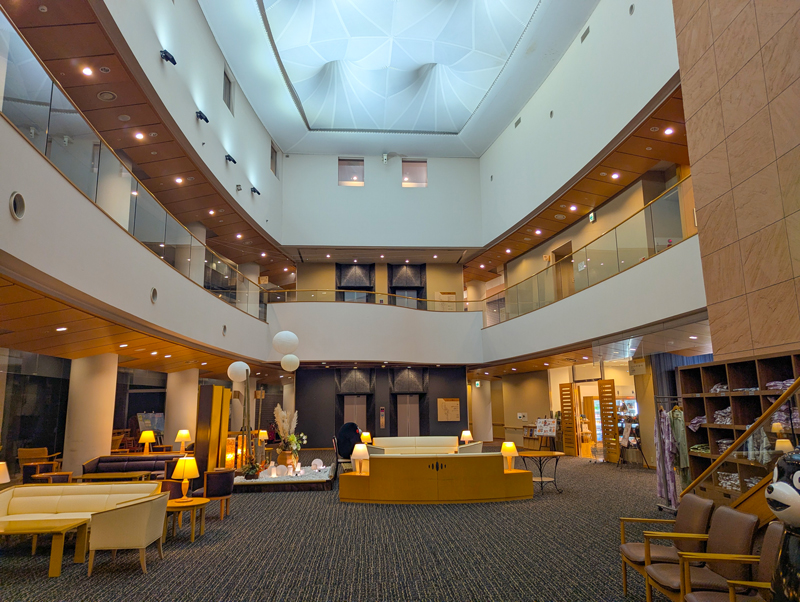 玄関を入るとロビーの広さに驚いた。なんと三階まで吹き抜けの贅沢な作りの大広間になっている。