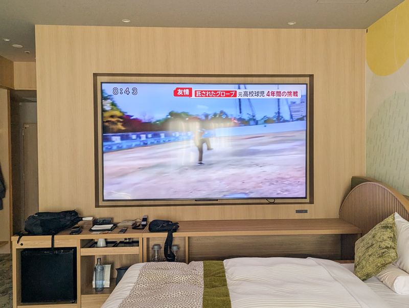 壁いっぱいの巨大なテレビも、日常にはないサプライズを演出していて心憎い。