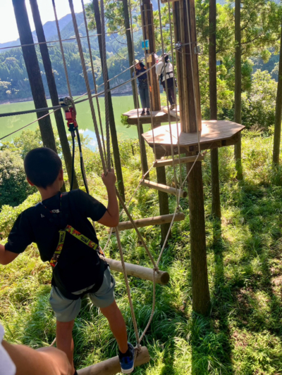 フォレストアドベンチャー美里で遊ぶ子ども