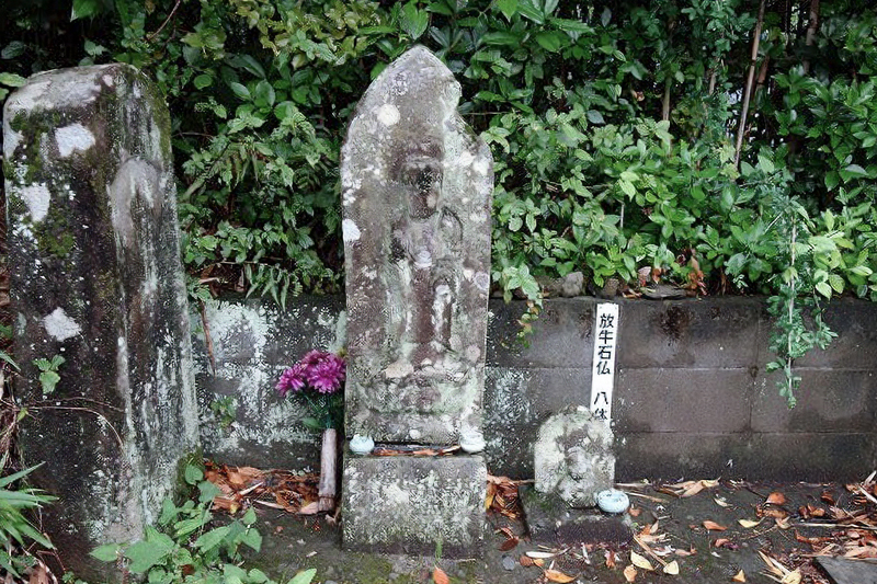 風化の激しい放牛石仏8体目B