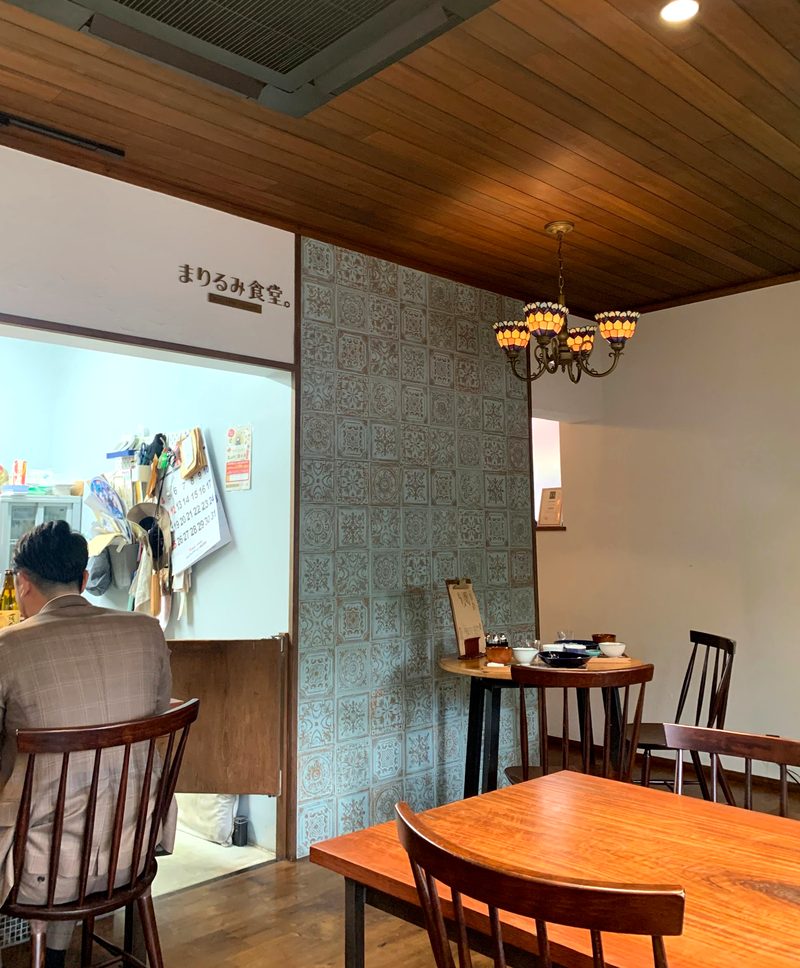 まりるみ食堂。の店内。タイルの壁とテーブル席