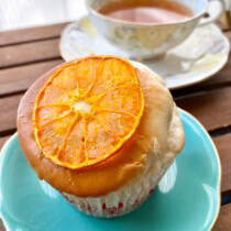 みかんのマフィン<br><br>熊本市「ふくしま果樹園」さんのみかんをたっぷり使った、甘酸っぱいマフィンです。<br>トッピングのドライフルーツと中のジャムの組み合わせをお楽しみください♡<br>○熊本県産米粉を使用したグルテンフリーマフィン<br>○卵不使用 みかんのマフィン<br>熊本市「ふくしま果樹園」さんのみかんをたっぷり使った、甘酸っぱいマフィンです。<br>トッピングのドライフルーツと中のジャムの組み合わせをお楽しみください♡<br>○熊本県産米粉を使用したグルテンフリーマフィン<br>○卵不使用