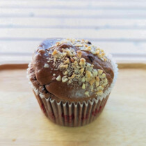 塩チョコナッツのマフィン<br><br>岩塩をアクセントに、チョコをふんだんに使用したマフィンです。<br>温めていただくと、中のチョコが溶けてより美味しくなります♡<br>○熊本県産米粉を使用したグルテンフリーマフィン<br>○卵不使用 塩チョコナッツのマフィン<br>岩塩をアクセントに、チョコをふんだんに使用したマフィンです。<br>温めていただくと、中のチョコが溶けてより美味しくなります♡<br>○熊本県産米粉を使用したグルテンフリーマフィン<br>○卵不使用
