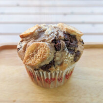 チョコとバナナのマフィン<br><br>生バナナ、クーベルチュールチョコレート使用。<br>ココナッツオイルで揚げたバナナチップのカリカリ感が美味しいですよ♡<br>○熊本県産米粉を使用したグルテンフリーマフィン<br>○卵不使用 チョコとバナナのマフィン<br>生バナナ、クーベルチュールチョコレート使用。<br>ココナッツオイルで揚げたバナナチップのカリカリ感が美味しいですよ♡<br>○熊本県産米粉を使用したグルテンフリーマフィン<br>○卵不使用