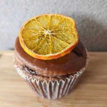オレンジショコラマフィン<br><br>熊本市西区の「ふくしま果樹園」さんの手作りみかんジャムを中にたっぷり入れました。<br>チョコとみかんのコラボをお楽しみください♡<br>○熊本県産米粉を使用したグルテンフリーマフィン<br>○卵不使用 オレンジショコラマフィン<br>熊本市西区の「ふくしま果樹園」さんの手作りみかんジャムを中にたっぷり入れました。<br>チョコとみかんのコラボをお楽しみください♡<br>○熊本県産米粉を使用したグルテンフリーマフィン<br>○卵不使用