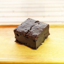 お豆腐ブラウニー<br><br>国産のお豆腐と豆乳が入っているブラウニー。<br>大豆イソフラボンたっぷりなので、ヘルシーでお肌にも良いと言われています♡<br>○熊本県産米粉を使用したグルテンフリーブラウニー<br>○卵不使用 お豆腐ブラウニー<br>国産のお豆腐と豆乳が入っているブラウニー。<br>大豆イソフラボンたっぷりなので、ヘルシーでお肌にも良いと言われています♡<br>○熊本県産米粉を使用したグルテンフリーブラウニー<br>○卵不使用