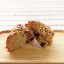 熊本県産米粉のホワイトチョコとベリーのスコーン<br><br>クーベルチュールホワイトチョコ、ピーナッツバター、濃厚な国産豆乳を使用したPLUMオリジナルスコーンです!<br>ラズベリーの甘酸っぱさが美味しいですよ♡<br>○熊本県産米粉使用<br>○卵不使用 熊本県産米粉のホワイトチョコとベリーのスコーン<br>クーベルチュールホワイトチョコ、ピーナッツバターと濃厚な国産豆乳を使用したPLUMオリジナルスコーンです!<br>ラズベリーの甘酸っぱさが美味しいですよ♡<br>○熊本県産米粉使用<br>○卵不使用