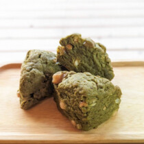 熊本県産米粉の抹茶とクルミのスコーン<br><br>八女産の抹茶と香ばしい胡桃(クルミ)、ピーナッツバター、濃厚な国産豆乳を使用したPLUMオリジナルスコーンです!<br>○熊本県産米粉使用<br>○卵不使用 熊本県産米粉の抹茶とクルミのスコーン<br>八女産の抹茶と香ばしい胡桃(クルミ)、ピーナッツバター、濃厚な国産豆乳を使用したPLUMオリジナルスコーンです!<br>○熊本県産米粉使用<br>○卵不使用